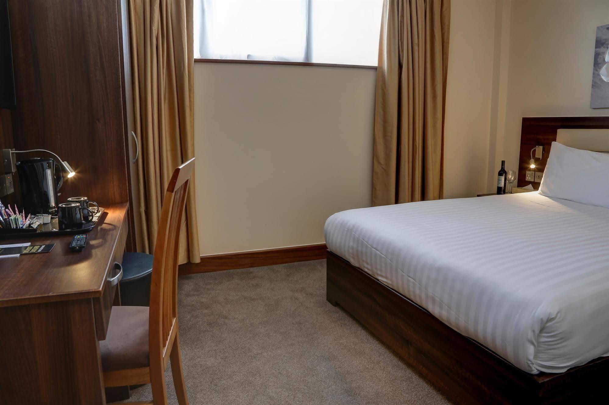 Airlink Hotel 4*